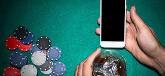 Pengguna mobile menulis email ke yometoto